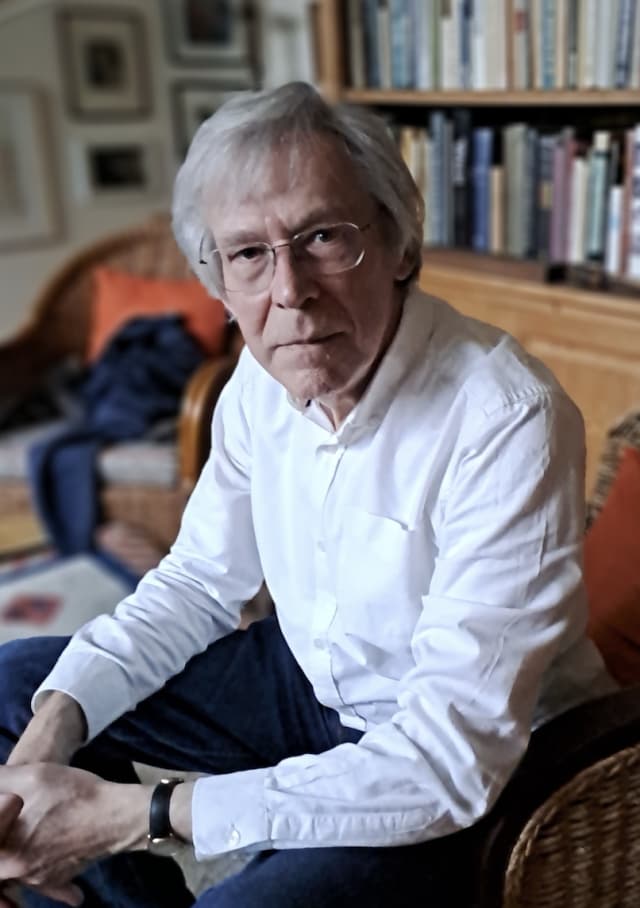 François Leperlier né à Évreux en 1949, est philosophe (professeur à l'IUFM-Université de Rouen), essayiste, poète